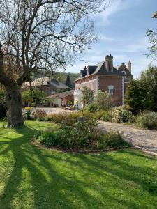 Saint-Aubin-sur-Scieにあるシャンブル ドット ヴィラ モン ルポの庭の木のある家