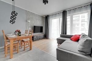 sala de estar con sofá y mesa en Maximus Apartment by TriApart en Gdansk