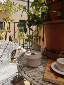 a table with a pot sitting on top of it at Can Ventura in Deltebre