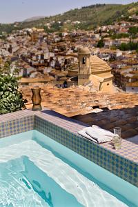 una piscina con vistas a la ciudad en Casa del Arrabal, en Montefrío