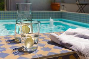 un vaso de agua sentado en una mesa junto a la piscina en Casa del Arrabal, en Montefrío