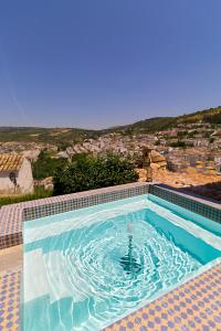 una piscina con vistas a la ciudad en Casa del Arrabal, en Montefrío