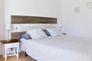 A bed or beds in a room at Casa del Arrabal