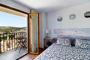 A bed or beds in a room at Casa del Arrabal