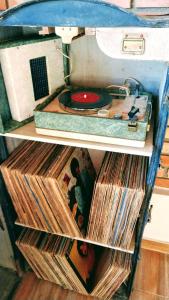 a shelf with a record player and a record album at SPACE 4 U - HOTEL BOUTIQUE TEMÁTICO - Aeroporto in São José dos Pinhais