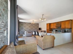 cocina y sala de estar con mesa y sillas en Charming Holiday Home in Geetbets with Terrace, en Geetbets