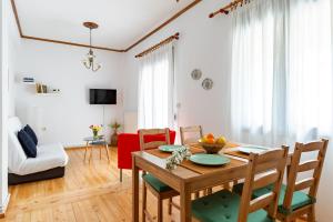 Un televizor și/sau centru de divertisment la Cath's Guesthouse