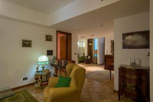 ein Wohnzimmer mit 2 Stühlen und einem Tisch in der Unterkunft Family Friendly House in Lecce