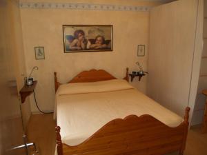 アッレゲにあるAppartamenti Katinannaのベッドルーム1室(木製ベッド1台、子供2名用)