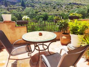 una mesa y sillas en un patio con vistas en Al-Axara Home Spa, en Cubas