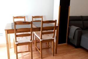 mesa de comedor, 2 sillas y sofá en Apartamento Cactus Centro, en Úbeda