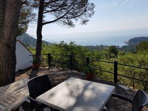 uma mesa e cadeiras numa varanda com vista em Hostal Sa Barraca - Adults Only em Begur