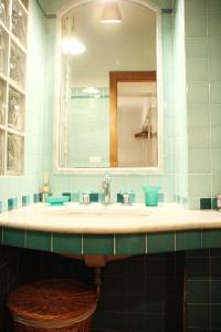 サンタ・テレーザ・ディ・リーヴァにあるDaniela Houseのバスルーム(洗面台、鏡付)