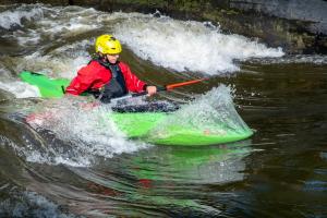 Un uomo in un kayak su un fiume in acqua di Villa Letná a Brandýs nad Labem-Stará Boleslav