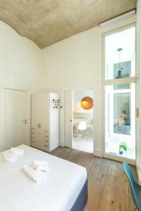 - une chambre avec un lit blanc et une grande fenêtre dans l'établissement Casa Della Gondola R&R, à Venise