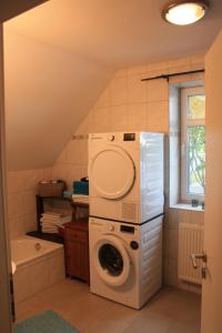 a washer and dryer in a small bathroom at Strandrose in Friedrichskoog