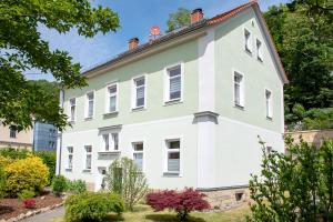 una imagen de una casa blanca en Holiday Apartments Wettin, en Bad Schandau