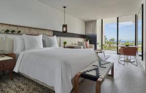 Postel nebo postele na pokoji v ubytování Four Seasons Resort Los Cabos
