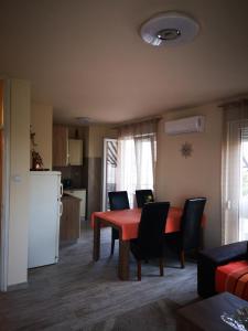 Kuchyň nebo kuchyňský kout v ubytování Apartman Petrovic CITY CENTER TROGIR