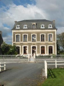 une grande maison avec des yeux en haut dans l'établissement Gite de la Bucaille, à Planquery