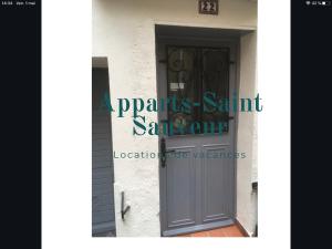 une porte d'entrée d'une maison avec les mots apannis saint savitri savitri dans l'établissement Appartement Saint-Sauveur, à Perpignan