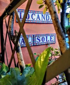 um sinal que diz venda de ilha numa parede em Hotel Locanda Al Sole em Castello di Godego