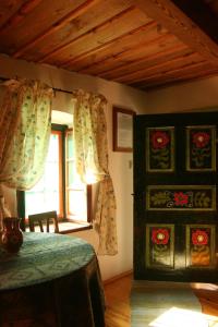 um quarto com uma cama e uma janela em Cserépmadár szállás és Csinyálóház em Velemér