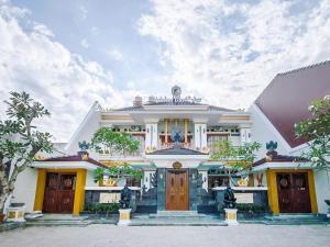 un gran edificio blanco con puerta y escaleras en SUPER OYO Collection O 3468 Ndalem Gusti Ayu en Yogyakarta