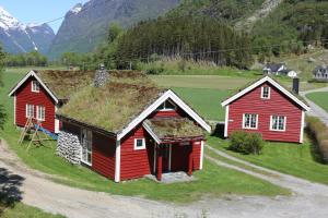 due edifici rossi con erba sui tetti di Trollbu Aabrekk gard a Briksdalsbre