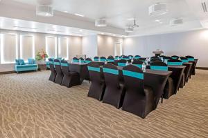 Una sala de conferencias con sillas y mesas. en La Quinta by Wyndham Corpus Christi - Portland, en Portland 22 fotos más