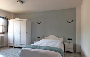 A bed or beds in a room at El Refugio Hostería