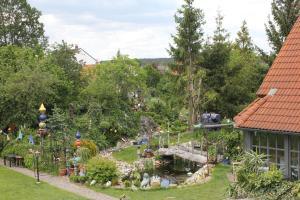 un jardin au milieu d'une cour dans l'établissement Ferienhaus Storchennest, à Pleinfeld