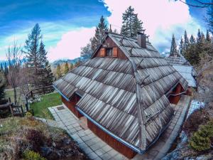 Casa de madera grande con techo de cristal en Velika planina Chalet SLOVENKA en Stahovica