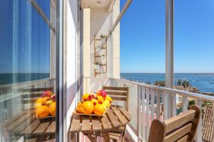 twee fruitmanden op een balkon bij Sea View Fairy Tale in Faro