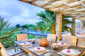 Bazén v ubytování Cretan Mansion with Heated Swimming Pool nebo v jeho okolí