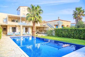 Bazén v ubytování Cretan Mansion with Heated Swimming Pool nebo v jeho okolí