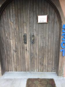 una puerta de madera con un cartel en Cherokee Mountain log Cabins, en Eureka Springs