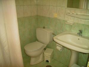 Koupelna v ubytování Andreas House