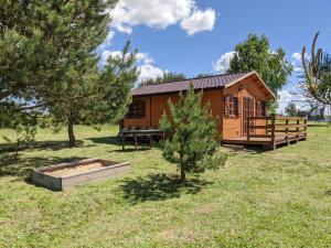 a log cabin with a picnic table and trees at Domek letniskowy nad jeziorem in Barczewo