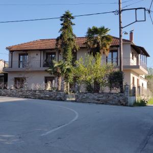 ein Haus an der Seite einer Straße in der Unterkunft Melina's Studios in Argalasti