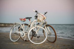 duas bicicletas estacionadas uma ao lado da outra na praia em Vintage Lounge studio by the sea in Liepaja em Liepāja