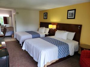 Econo Inn - Ormond Beach tesisinde bir odada yatak veya yataklar