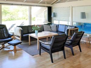 Posezení v ubytování 10 person holiday home in Hjørring-By Traum