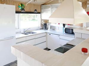 Kuchyň nebo kuchyňský kout v ubytování 10 person holiday home in Hjørring-By Traum