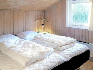 Postel nebo postele na pokoji v ubytování 10 person holiday home in Hjørring-By Traum