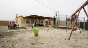 un patio de juegos vacío con columpios en Vistas de Cope en Garrobillo