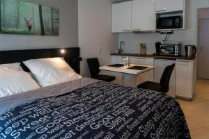 Кровать или кровати в номере Studio 20qm mit Balkon und Innenpool - 22030