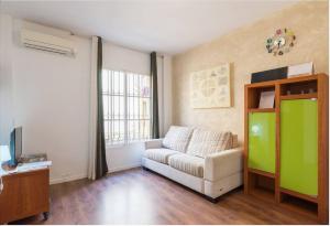 馬拉加的住宿－Perla Lagunillas Málaga，带沙发和电视的客厅