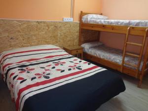 1 dormitorio con 1 cama y 1 litera en Albergue Cilleruelo de Bezana, en Cilleruelo de Bezana