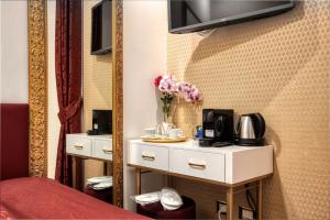 - une chambre d'hôtel avec un lit et un miroir dans l'établissement BQ House Trevi Luxury Rooms, à Rome